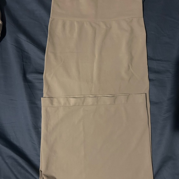 SKIMS Elegant Tan Pencil Skirt - Picture 3 of 5